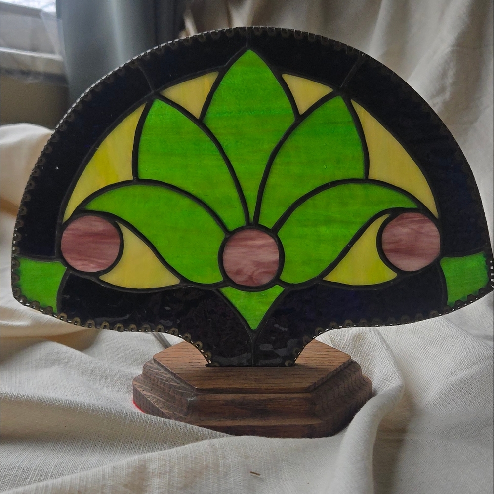 Stained Glass Art Deco Lamp with Green and Yellow Lotus Design: Works
